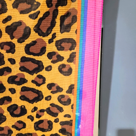 Leopard print neck scarf. - Picture 3 of 3